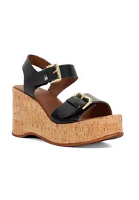 Zwarte leren wedge sandalen met kurken platform, voorzien van dubbele verstelbare banden en goudkleurige gespen. Gladde textuur met een gebogen silhouet.