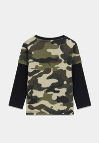 Langärmeliges Shirt mit Tarnmuster in Grün, Braun und Schwarz, darunter eine einfarbige schwarze Basisschicht und rundem Halsausschnitt.