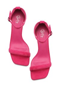 Fuchsia roze hoge hakken sandalen met een suede textuur, enkelbandje en brede voorband; minimalistisch ontwerp met een vierkante neus.
