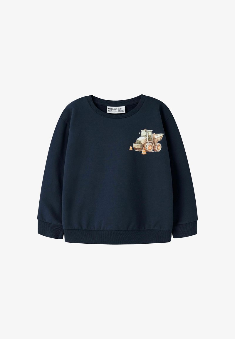 Sweat-shirt bleu marine pour enfant avec un petit graphique d’un camion-benne de chantier et deux cônes de signalisation orange sur la poitrine.
