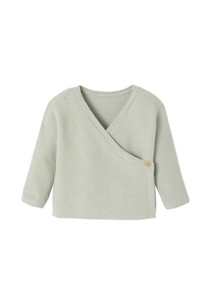 Hellgrüner Wickel-Pullover aus strukturiertem Strick, mit V-Ausschnitt und einem Drei-Viertel-Ärmel. Seitenknopfdetails sorgen für Funktionalität.