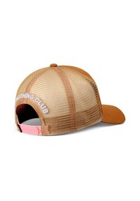 Trucker-Cap mit einem sandfarbenen Frontpanel und Netzrücken. Mit "NOTHING CLUB" in weißer Stickerei, pinkem verstellbarem Riemen und abgerundeter Form.