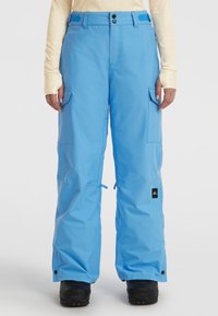 Blauwe waterdichte sneeuwbroek met een losse pasvorm, cargozakken, verstelbare zijkragen en een logo patch bij de zoom; gladde, glanzende textuur.