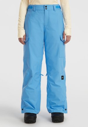 Blauwe waterdichte sneeuwbroek met een losse pasvorm, cargozakken, verstelbare zijkragen en een logo patch bij de zoom; gladde, glanzende textuur.