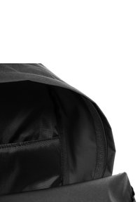 Schwarze Nylon-Tasche mit geräumigem Innenraum, glatter Textur, verstärkten Nähten und verstellbarem Klappenverschluss.