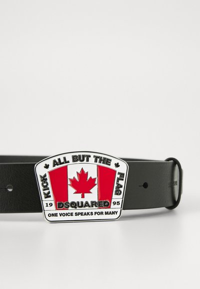 Ceinture en cuir noir avec une boucle rectangulaire ornée d'une feuille d'érable rouge et du texte "Frappez tous sauf le drapeau, DSQUARED, Une voix parle pour beaucoup."