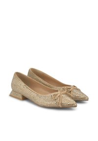 Ballerine beige con punta appuntita, decorate con borchie metalliche e un fiocchetto in pizzo sul davanti. Tacco quadrato, superficie texturizzata.
