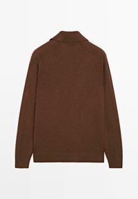 Brauner, gestrickter Pullover mit hohem Kragen, der am Kragen und Saum eine Rippenstruktur aufweist. Weiche Textur, lange Ärmel und einfarbig.