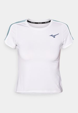 Biała koszulka sportowa o dopasowanym kroju, z krótkimi rękawami, kontrastującymi niebieskimi akcentami na ramionach oraz czarną opaską z nazwą marki.