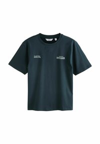 T-shirt en coton vert foncé avec des manches courtes, col rond et texte blanc : "En vente ici 3 dollars 400g" et "Fruits & Légumes cultivés localement."