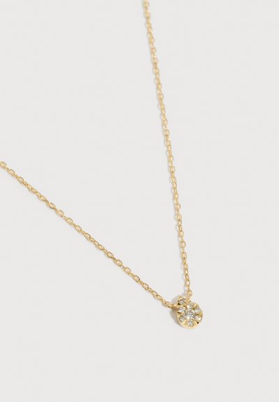 Λεπτό χρυσό κολιέ με μικρό στρογγυλό μενταγιόν που διαθέτει έξι διάφανα, λαμπερά πολύτιμα λίθια διατεταγμένα σε ανθικό σχέδιο.