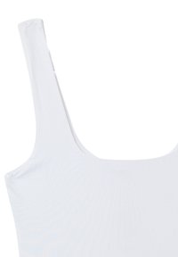 Canottiera bianca con spalline larghe, realizzata in tessuto morbido e elasticizzato; presenta un colletto rotondo e un design aderente.