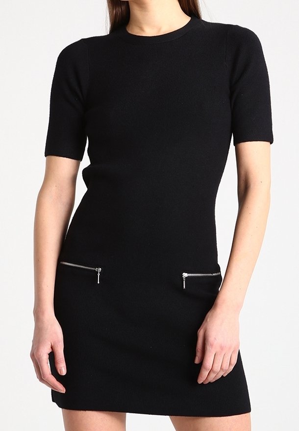 Vestido negro de punto de manga corta con silueta ajustada, cuello redondo y dos bolsillos con cremallera en la cintura delantera.