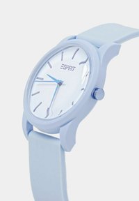 Orologio rotondo in silicone blu chiaro con un quadrante bianco, lancette blu e indicatori delle ore minimalisti. Presenta un logo Esprit sul quadrante.