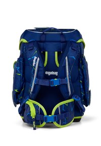 Blauwe ergonomische rugzak met groene accenten, geometrische patronen, verstelbare schouders straps, zijvakken en een handvat aan de bovenkant voor het dragen.