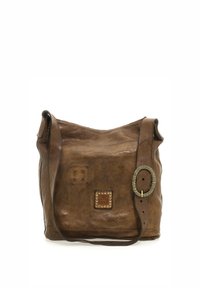 Borsa a tracolla in pelle marrone con una texture morbida, forma arrotondata, ampia tracolla regolabile e fibbia decorativa in metallo sul lato.