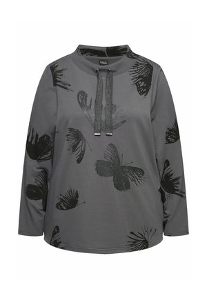 Graues Longsleeve-Oberteil mit schwarzem Schmetterlingsdruck, Rundhalsausschnitt und zwei dekorativen Kordeln mit Metallspitzen.