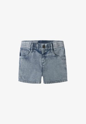 Pantaloni scurți din denim albastru deschis pentru copii cu nasture frontal, șlițe pentru curea și buzunare frontale pe fundal alb.