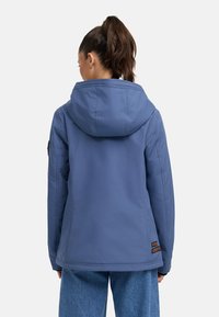 Mėlynas izoliuotas džinsinis švarkas su kapišonu, pasižymintis lygia tekstūra, siūlių detalėmis ir rudais metaliniais akcentais apvade.