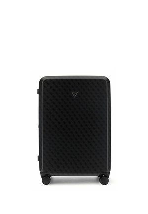 Valise rigide noire avec quatre roues et un motif subtil sur toute la surface, avec un petit logo triangulaire Guess près du centre supérieur.