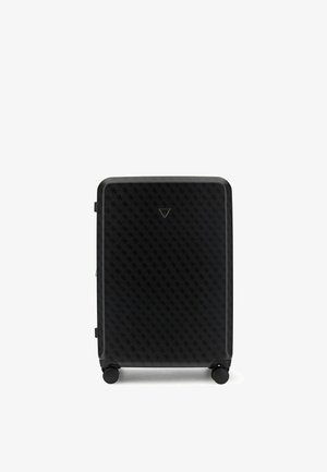 Valise rigide noire avec quatre roues et un motif subtil sur toute la surface, avec un petit logo triangulaire Guess près du centre supérieur.
