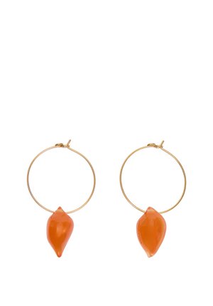 Pendientes de aro de oro, cada uno con un colgante naranja brillante con forma de hoja colgando en la parte inferior sobre un fondo blanco.