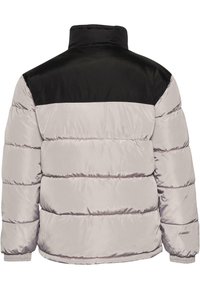 Veste matelassée gris clair avec matelassage horizontal, empiècement noir aux épaules, manches longues et col montant vue de dos.