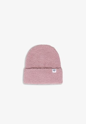 Jasnoróżowa czapka beanie wykonana z teksturowanego, puszystego materiału z podwiniętym mankietem. Z boku znajduje się mała metka z logo marki.