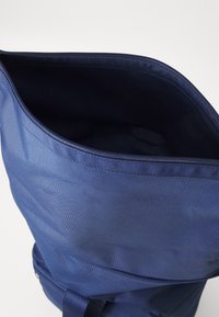 Tommy Jeans DAILY ROLLTOP BACKPACK - Rucksack - blue