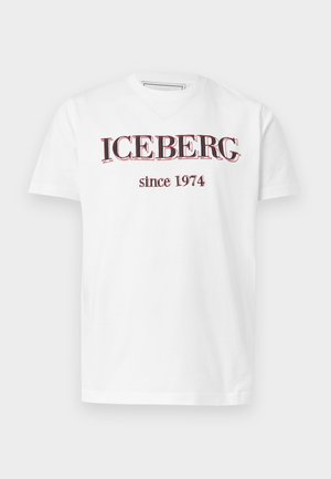 Λευκό κοντομάνικο μπλουζάκι με την επιγραφή "ICEBERG" και "since 1974" σε μαύρο και κόκκινο στο μπροστινό μέρος.