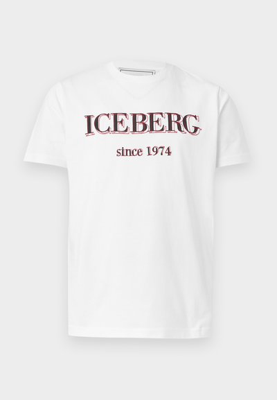 Λευκό κοντομάνικο μπλουζάκι με την επιγραφή "ICEBERG" και "since 1974" σε μαύρο και κόκκινο στο μπροστινό μέρος.