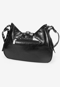 Bolso de hombro de cuero negro con una forma curva, que cuenta con un bolsillo delantero con cremallera, detalles decorativos en la correa y acentos de hardware pulido.
