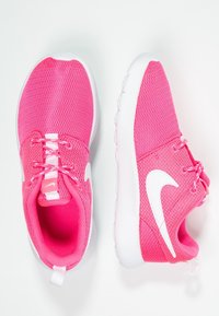 Nike Sportswear ROSHE ONE - Tenisky - hyper pink/white