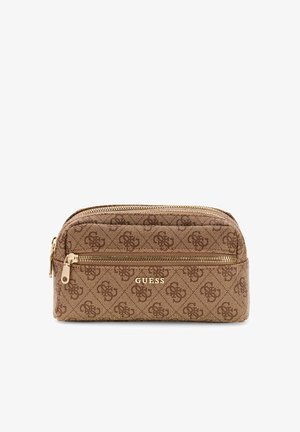 Brązowa torebka Guess z powtarzalnym wzorem logo, przednią kieszenią na zamek, złotymi suwakami i logo „GUESS” w złotych literach.