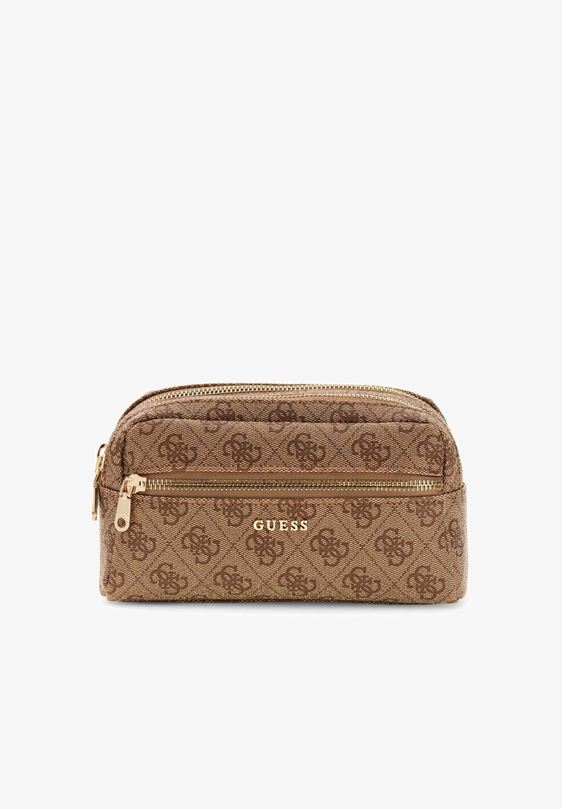 Pochette marron Guess avec motif à logo répétitif, poche avant zippée, tirettes de fermeture éclair dorées et logo "GUESS" en lettres dorées.