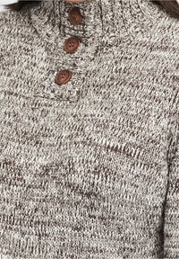 Oxmo Stickad tröja - mottled dark brown