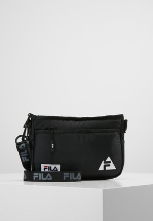 Sac bandoulière FILA noir avec poche avant zippée, bandoulière marquée et logo FILA blanc en bas à droite.