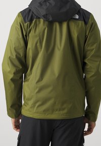 Grøn vandtæt jakke med hætte i sort, med en glat tekstur og elastiske manchetter. North Face-logo på skulderen.