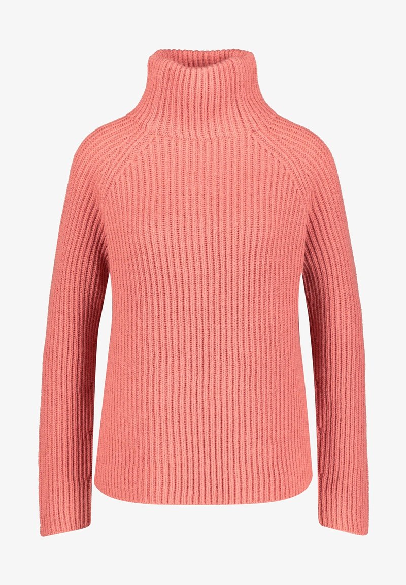 Pull en tricot rose corail à col roulé avec de longues manches et une coupe décontractée, fabriqué dans un tissu épais et confortable.