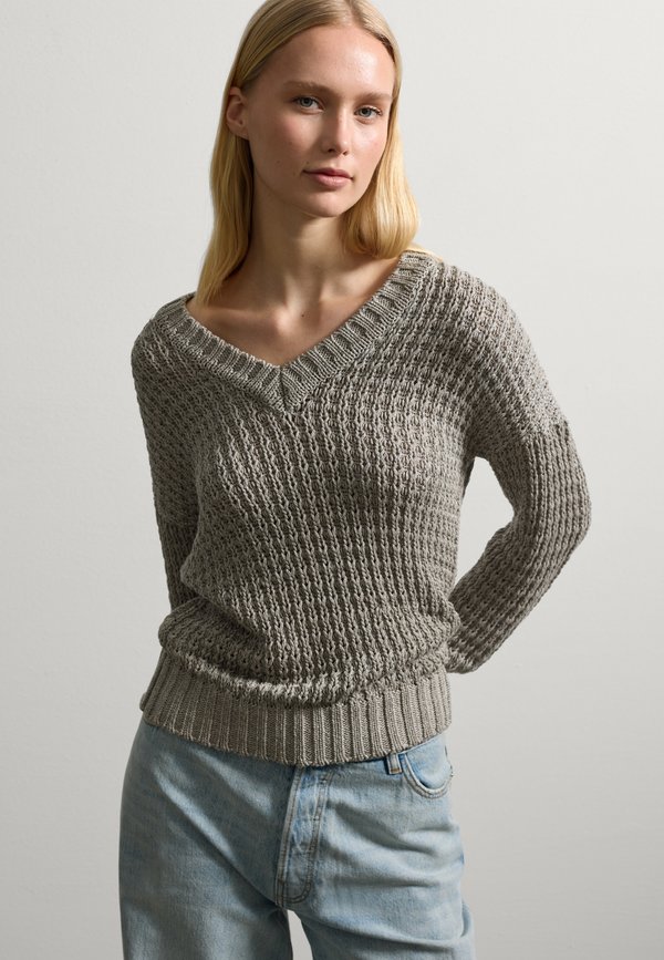 V NECK. - Strickpullover