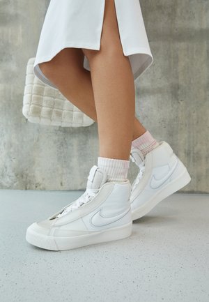 Nike Sportswear BLAZER MID VICTORY biały