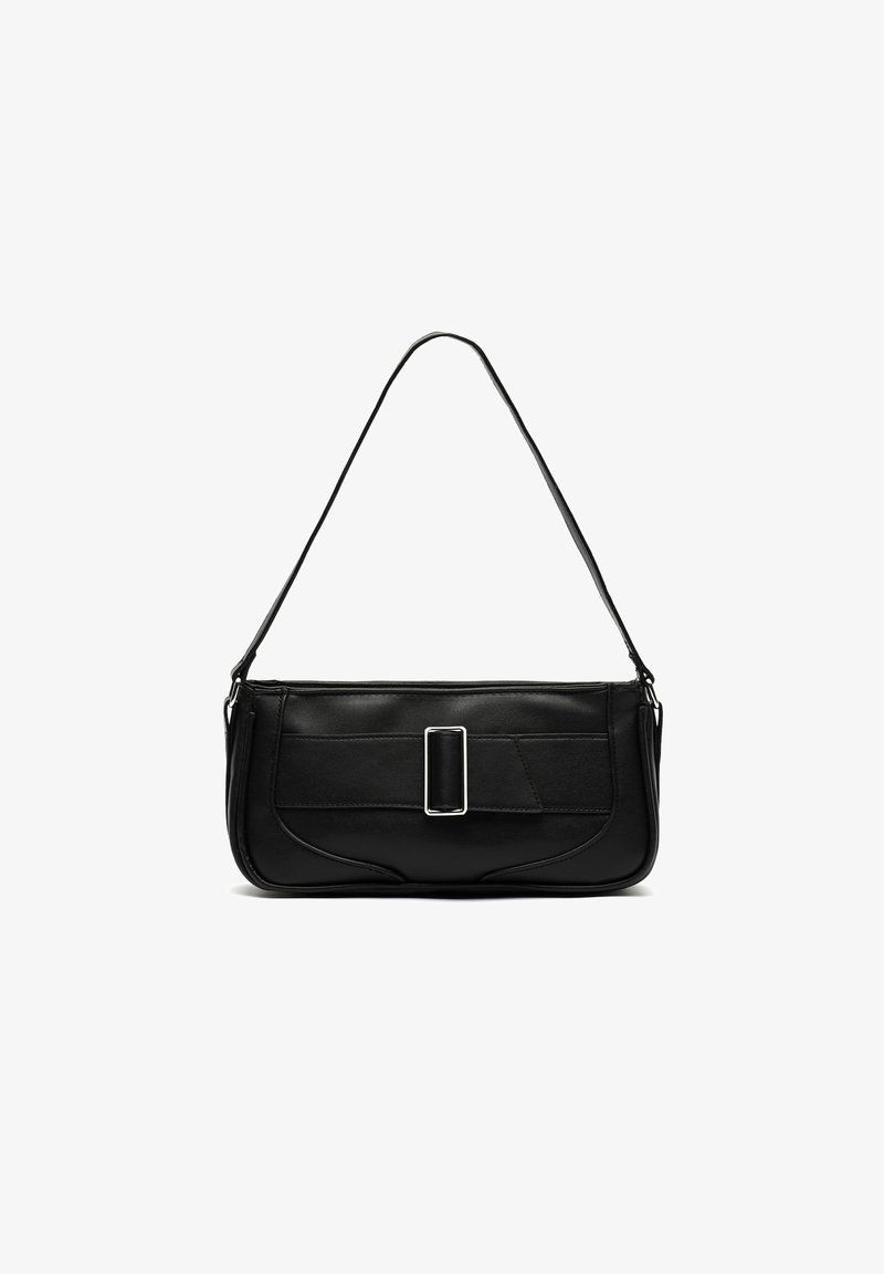Crna kožna torba s elegantnim dizajnom, koja ima ravno telo, podesivu trakicu i pravougaoni srebrni zapad na prednjoj strani.