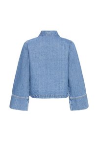 Svetlomodrá džínová bunda so širokými dlhými rukávmi a krátkym, boxerským strihom zobrazená zozadu na bielom pozadí.
