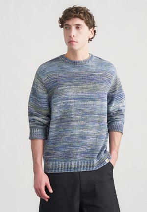 Kötött pulóver kerek nyakkivágással és bordázott mandzsettával, többszínű, texturált mintával kék, zöld és lila árnyalatokban.