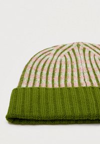 Bonnet en tricot avec des rayures verticales alternées vertes et rose clair, doté d'un revers côtelé vert à la base, fabriqué en fil doux.