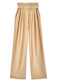 Un pantalon large beige en tissu doux, avec une taille ceinturée dotée d'une boucle carrée, et de plis marqués pour un look structuré.