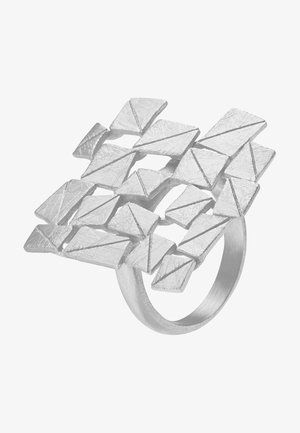 Silberner Metallring mit einem geometrischen Design, das miteinander verbundene dreieckige und rechteckige Formen, strukturierte Oberflächen und einen glatten Ring umfasst.