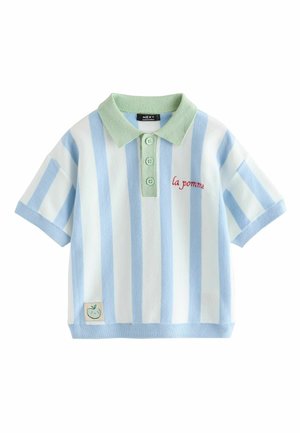 Polo met korte mouwen in lichtblauwe en witte verticale strepen, met een mintgroene kraag, drie knopen en rood geborduurde tekst.
