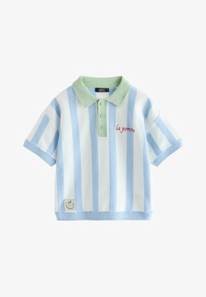 Polo a maniche corte con righe verticali azzurro chiaro e bianco, colletto verde menta, tre bottoni e scritta rossa ricamata.