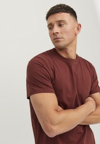 R.D.D. ROYAL DENIM DIVISION RDD DAN - Lihtne T-särk - fired brick